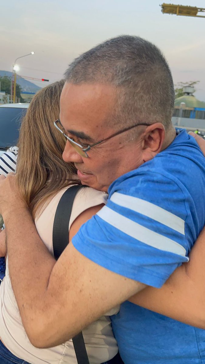 #12Feb Informan Familiares del dirigente social Eliezer Sánchez, recluido en la PNB de pate palo en #Barquisimeto, Edo #Lara sobre su excarcelación. Nunca tuvo que estar privado de libertad por temas políticos. Hoy se reencuentra con sus familiares. Vía <a href="/AlexisFRamosP/">@AlexisFRamosC</a>