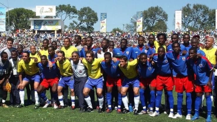 joaofelipebio's tweet photo. Pq o Bragantino tá homenageando a seleção do Haiti de 2004, hoje contra o Corinthians?? https://t.co/AXoyjZD74F