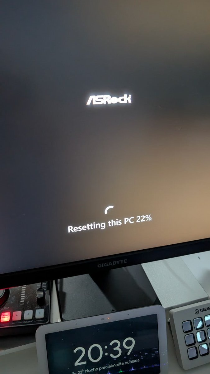 Que mal que va Windows 11, prefiero formatearlo de una antes de estar viendo que mierda tiene.

1er formateo del año👇