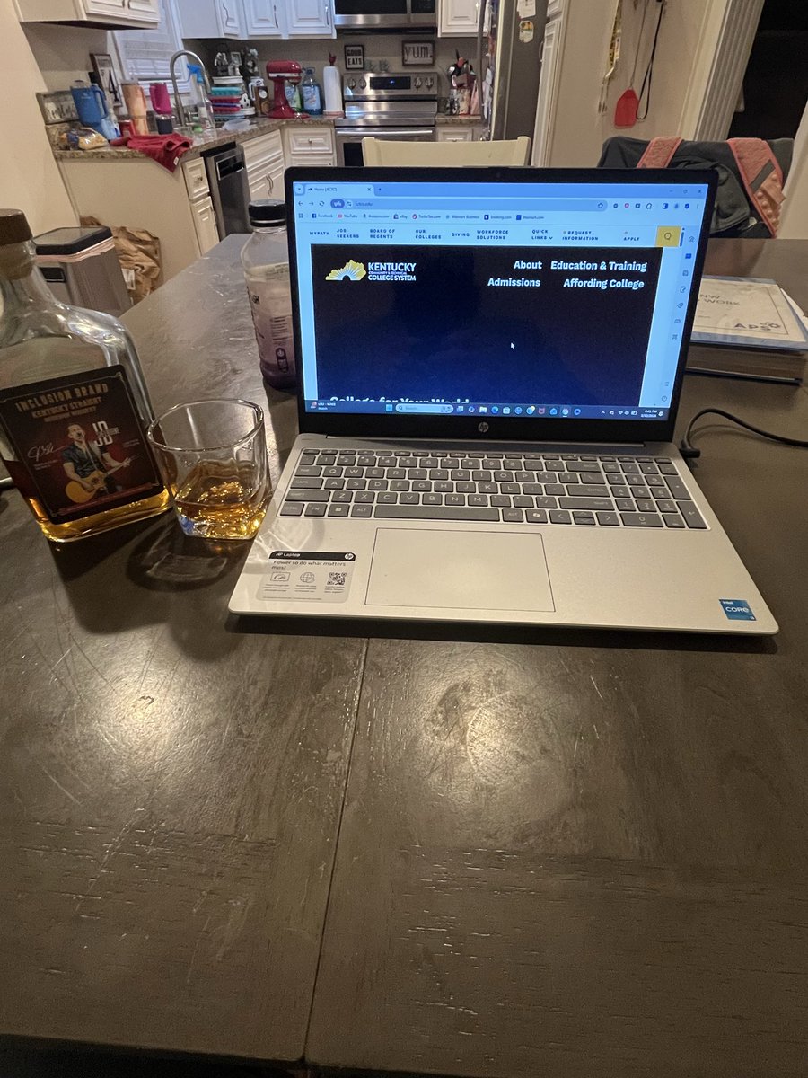 10_BMB's tweet photo. @JDSHELBURNE when you go back to school in your 40s, this is how you do homework https://t.co/NC8CE0xg86