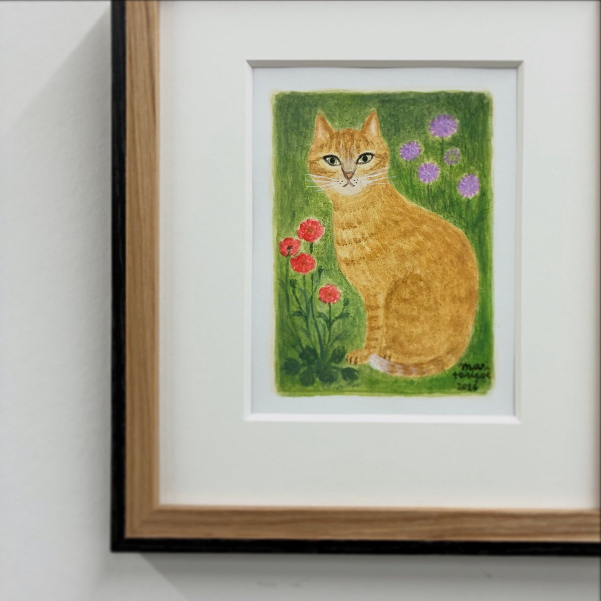 #ゆきのひのさんぽ原画展 （〜2/22）at <a href="/kainokotori/">貝の小鳥</a> に展示中の描き下ろしの１つ「春の庭で」。
（アトリエで撮影。抽選販売。すでに応募は入っていますが15日まで応募可）

花は庭の花壇にもあるゲウムとスカビオサ。宿根草。今は雪が被っています。雪が溶け地面が出てくる日を心待ちにしています。