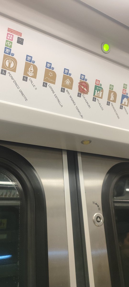 Emorales100320's tweet photo. @MetroCDMX está mañana viajaba en el metro y es increíble que no se limpien bien esos usamos para saber el destino donde bajamos el tren es el FN 3024 línea 12 https://t.co/ZmLumwO61V