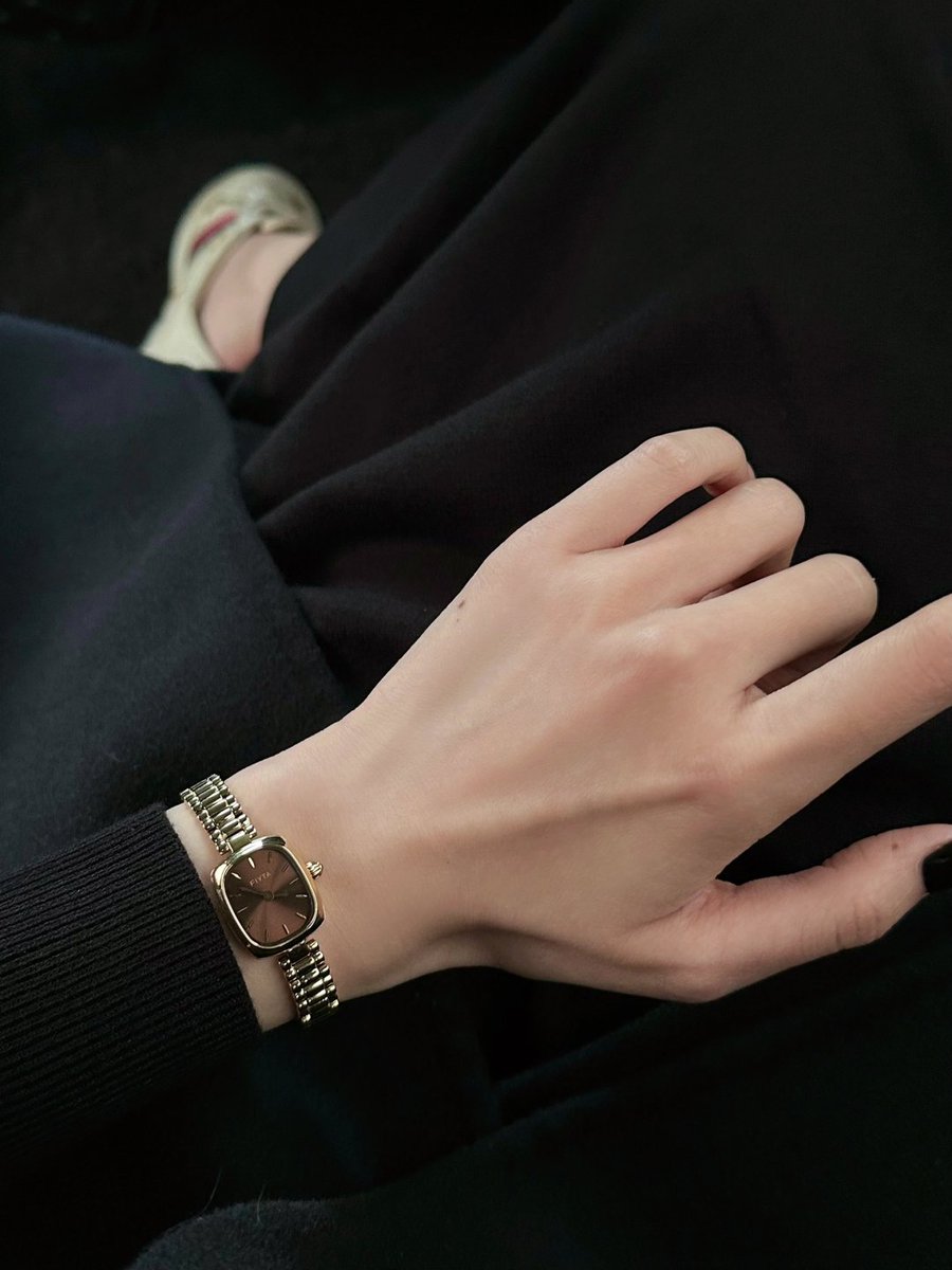 AriasmithAria1's tweet photo. Elegance is the only beauty that never fades. 💫✨ This stunning watch adds the perfect touch to my outfit! ⌚️💖 It's all in the details. #ChicStyle #SohoVibes https://t.co/wDE4W3LKwt