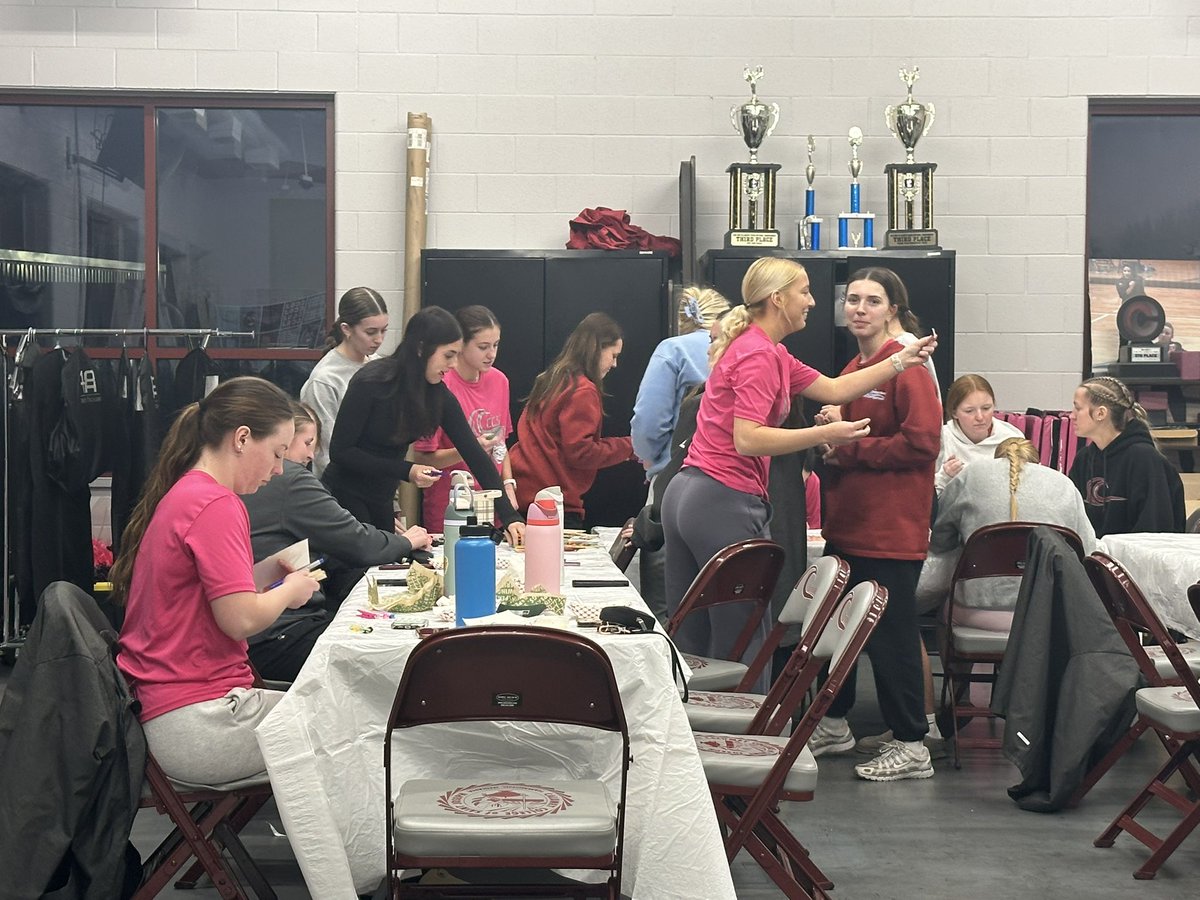 CCSJSOFTBALL's tweet image. Thank You Father Tim McFarland (Padre) for blessing the beginning of our season and our team meal tonight.   

#TeamBonding
#Arts&amp;amp;Crafts 
#CCSJSOFTBALL🥎