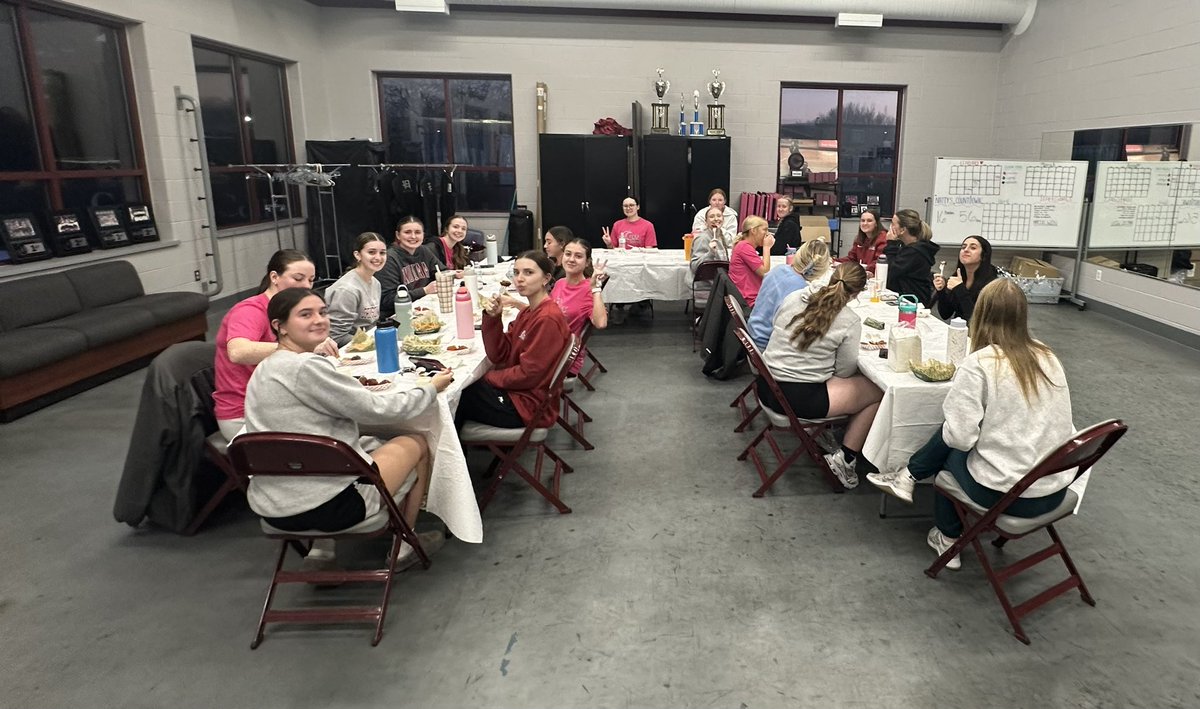 CCSJSOFTBALL's tweet image. Thank You Father Tim McFarland (Padre) for blessing the beginning of our season and our team meal tonight.   

#TeamBonding
#Arts&amp;amp;Crafts 
#CCSJSOFTBALL🥎