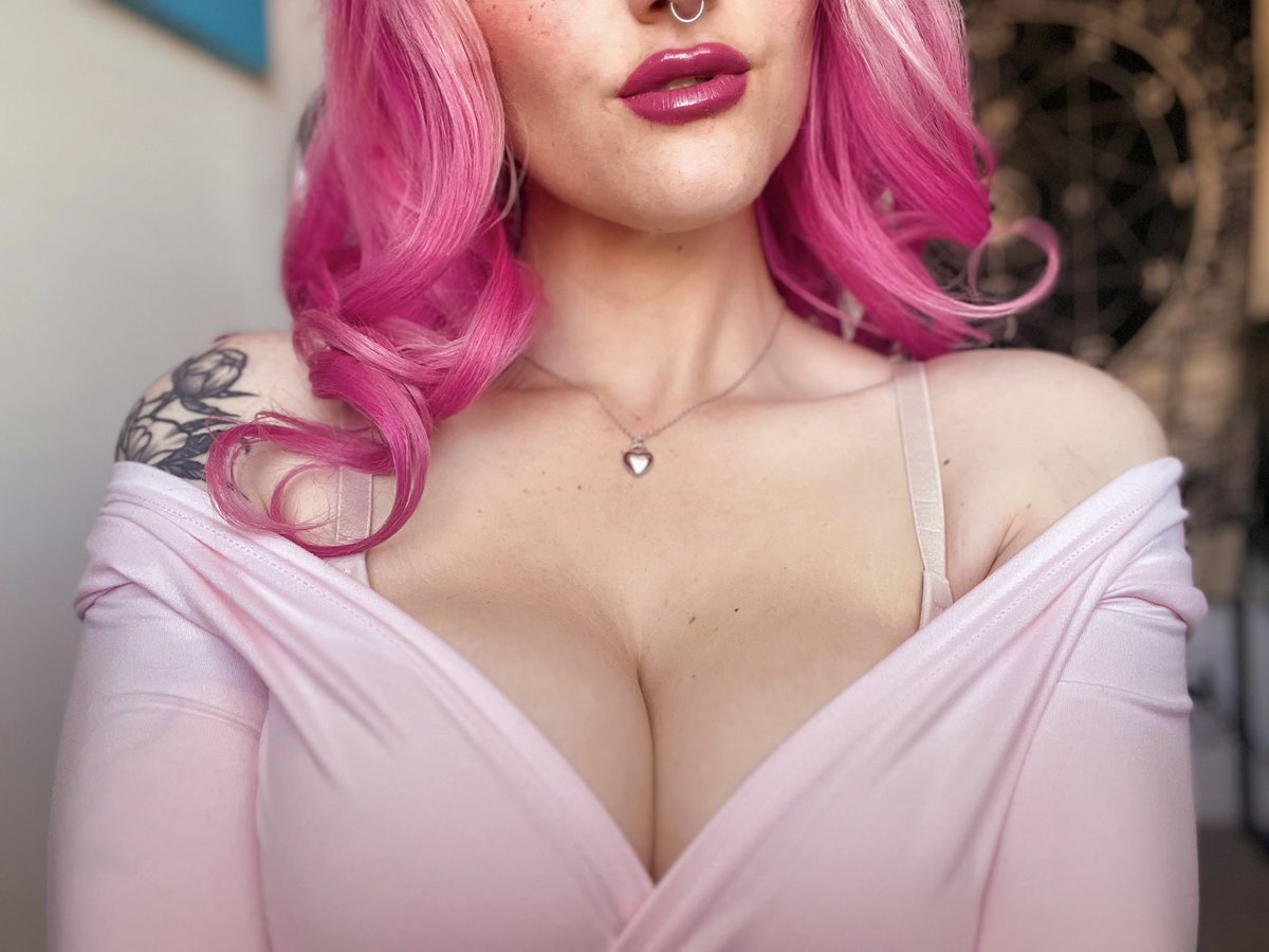 devote2luna's tweet image. why are you drooling, puppy? is something triggering you? 🤭