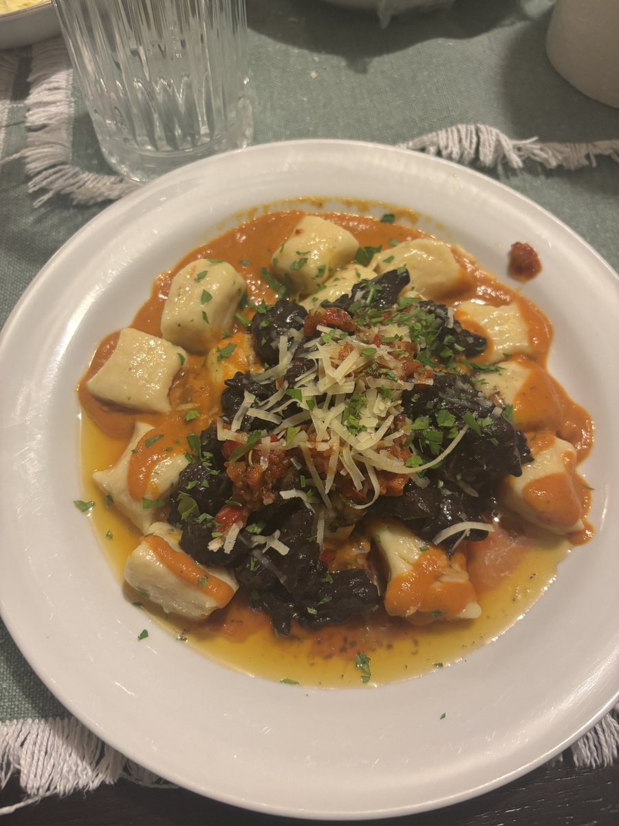 katyamosti's tweet photo. Toda mi vida soñé con una pareja que le guste cocinar, lo encontré, acá me quedo. 

🏡💘 https://t.co/rRmJnf83Ho