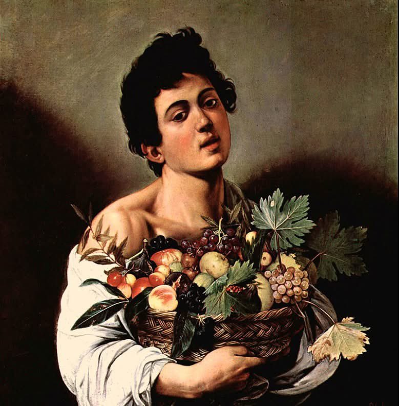 Arteymas_'s tweet photo. Caravaggio revolucionó la pintura europea a finales del siglo XVI y principios del XVII, operando principalmente en Roma entre 1592 y 1606.  A diferencia de los artistas que buscaban la belleza idealizada del Renacimiento tardío, él optó por un naturalismo radical que transformó la iconografía sagrada mediante la observación directa de la realidad. Su proceso de selección de modelos se alejaba de los talleres profesionales para centrarse en individuos que encontraba en las tabernas y los barrios más humildes de la ciudad, como mendigos, trabajadores y personas en situación de pobreza. Al retratarlos con pies sucios y ropajes desgastados, el artista buscaba otorgar a lo divino una dimensión tangible que desafiaba las convenciones de la Iglesia católica, permitiendo que el espectador viera reflejada su propia humanidad en las figuras de los santos.

La elección de sus modelos generó frecuentes escándalos debido a que las identidades de estas personas eran conocidas por la sociedad romana de la época. Por ejemplo, se documenta que para su obra La muerte de la Virgen utilizó el cuerpo de una mujer conocida en los bajos fondos, lo que provocó el rechazo inmediato de sus clientes eclesiásticos por la falta de decoro y la crudeza del realismo.  Figuras recurrentes en su producción, como su aprendiz Mario Minniti o cortesanas famosas como Fillide Melandroni, servían para encarnar tanto a mártires como a pecadores, eliminando la frontera entre lo sagrado y lo profano.  Esta práctica no era un accidente, sino una elección deliberada para capturar una intensidad psicológica directa, utilizando rostros que cargaban con el peso de la experiencia y la vida en los márgenes.

Desde una perspectiva técnica, Caravaggio pintaba siempre con el modelo presente, renunciando al uso de bocetos preparatorios para favorecer la inmediatez del claroscuro.  En su estudio, creaba una atmósfera teatral mediante una única fuente de luz lateral que iluminaba violentamente a sus modelos contra un fondo de oscuridad absoluta. Se ha especulado que utilizaba espejos y dispositivos similares a una cámara oscura para capturar con precisión casi fotográfica las imperfecciones físicas de quienes posaban para él, desde arrugas hasta manchas en la piel.  Tras su salida forzosa de Roma en 1606, este método de selección basado en la verdad de la carne continuó definiendo su estilo en Nápoles y Malta. Su legado radica en haber demostrado que la dignidad del arte no dependía de la nobleza del modelo, sino de la honestidad con la que se representaba la luz y la sombra de la existencia.