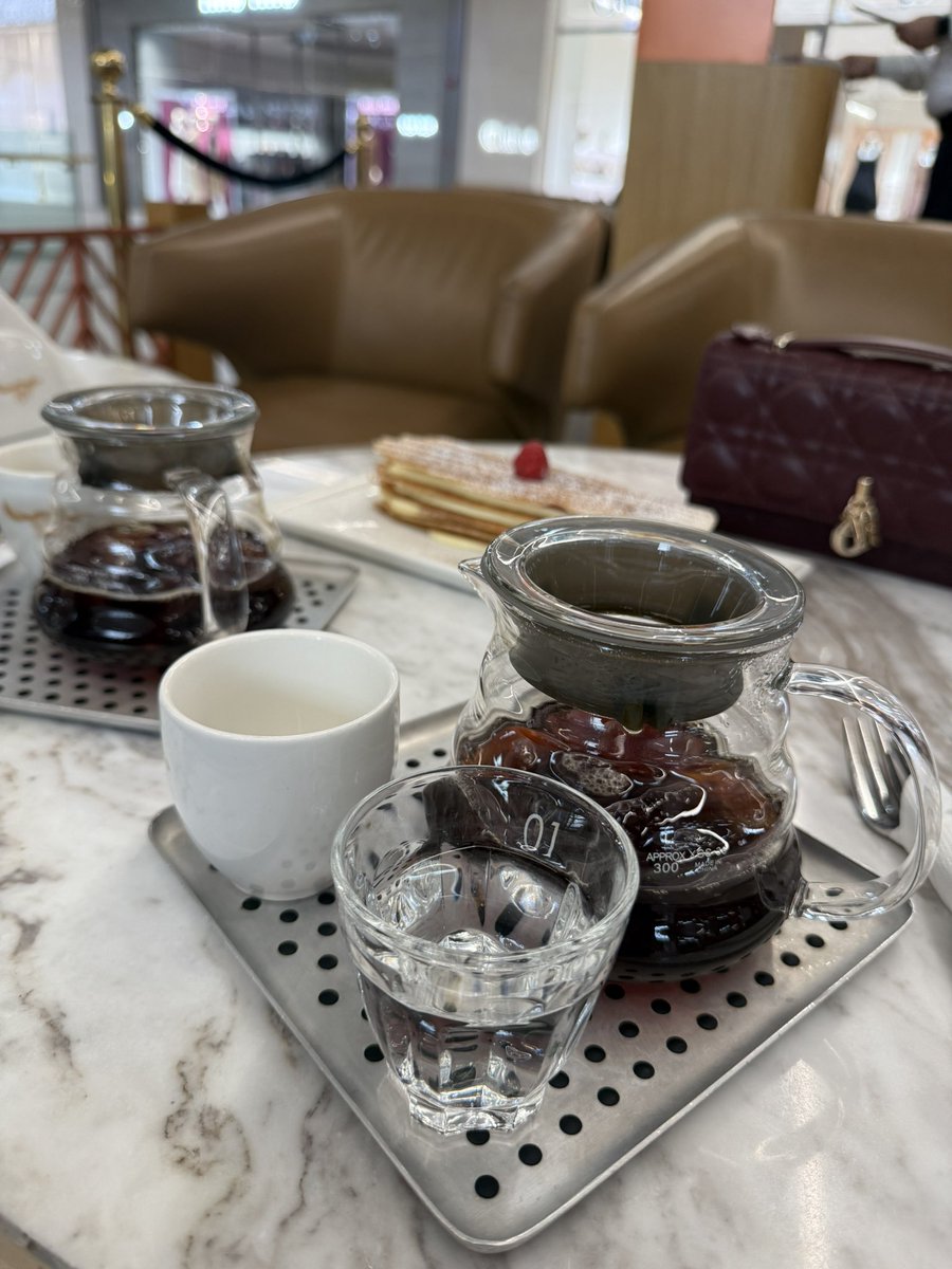 جاك الغلا اللي ماحصل قبّلك لمخلوق 
ولا ظنتي عقبك منّ الناس .. حاصلٍ له 💛.