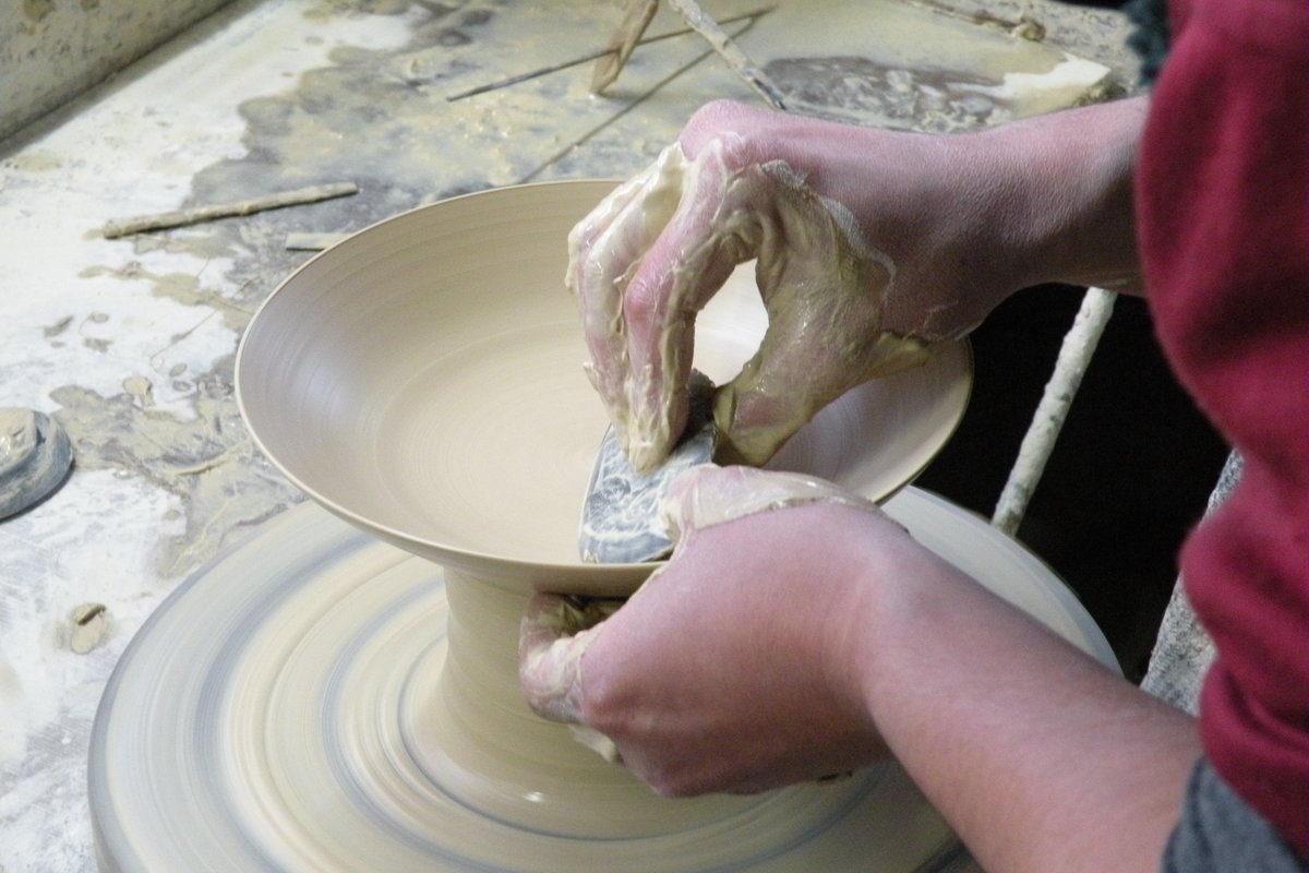 九谷焼の絵付けには「手描き」と「転写」がございます。転写の技術も