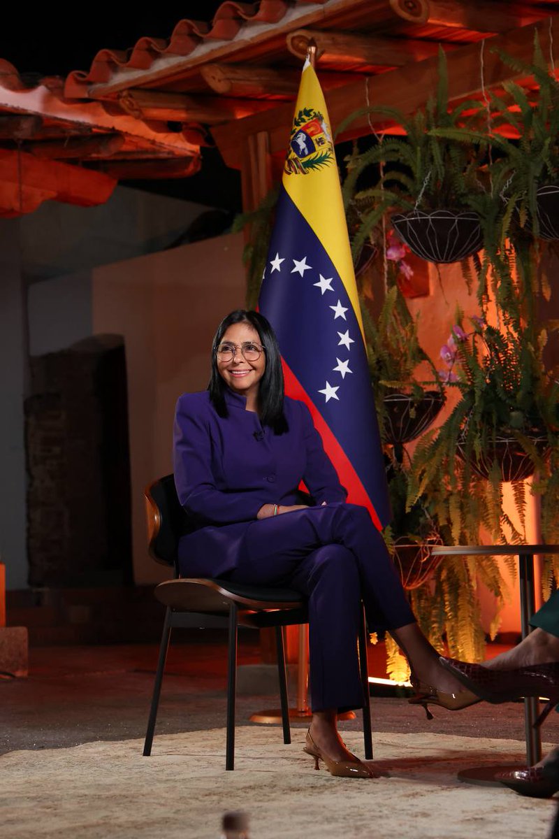La Presidenta (E) <a href="/delcyrodriguezv/">Delcy Rodríguez</a> ratificó ante Kristen Welker que la legitimidad de <a href="/NicolasMaduro/">Nicolás Maduro</a> es irrenunciable pese a su detención. La mandataria condicionó el cronograma electoral al cese total de sanciones y fue clara: 1/2
#PRELEMI