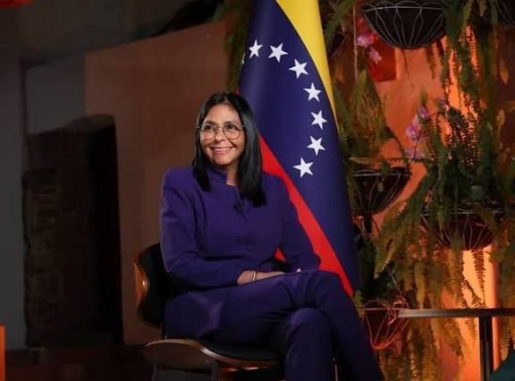 La presidenta encargada de Venezuela, Delcy Rodríguez Gómez, informó que ha sido invitada por la administración de Donald Trump a visitar Estados Unidos (EE.UU.) como parte de las acciones que ejecutan ambos gobiernos en la búsqueda de normalizar las relaciones binacionales.