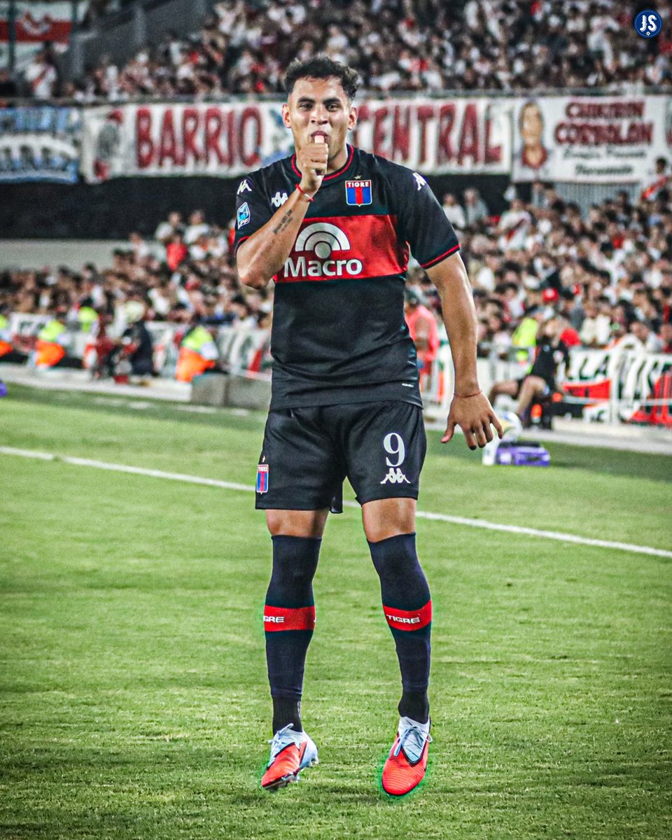 juegosimple__'s tweet image. 🇦🇷📊 David Romero en el Torneo Apertura 2026:

➖ vs. Estudiantes de Río Cuarto.
⚽️ vs. Belgrano.
⚽️ vs. Racing Club.
🅰️🅰️⚽️ vs. River Plate.
⚽️ vs. Aldosivi.

🔝 Es el MÁXIMO GOLEADOR (4) del campeonato.