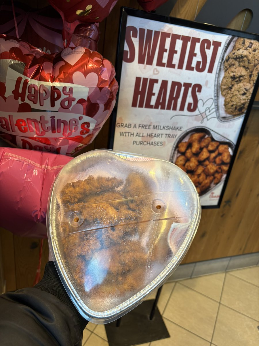 AshSmart's tweet image. Sweetest Hearts from Chick fil A for Valentines Day. ♥️ 

Their spicy chicken strips are so good! 

#ChickFilA #SweetestHearts #Heart #ValentinesDay #TreatYoSelf
