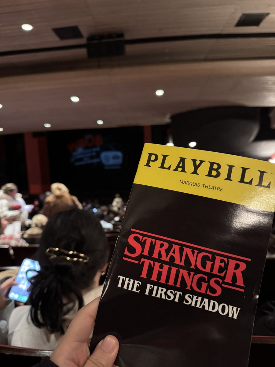 hiroyayuki's tweet photo. NYで上演中の舞台「STRANGER THINGS」今世界で1番面白い舞台だと思えるくらい凄かったです…！！あのダークファンタジーな世界をここまでやり切るのかと…目を塞ぎたくなる演出ばかりで、あの緊張感ある雰囲気がそのまま舞台を包み込んでました…

物語がスピンオフのシーズン0なのも良く、ヘンリーがなぜヴェクナになってしまったのかを描いてくれます…！ホッパーとジョイスの学生時代なんて素敵なシーンでしかないのに、次第に雲行きが怪しくなってくる展開のある前日譚の物語も最高でした。（ファイナルシーズンで出てきた描写、実はここで描かれててことと全く一緒で本当に驚きました…！）

あまりに演出がすごくて何が目の前で起きてるのか分からなくなり、終演後客席全員が興奮し続けてる空気もたまらなく良かったです…！

演劇好きな人も、ストレンジャーシングス好きな方もこれは必ず観てください！絶対おすすめです。