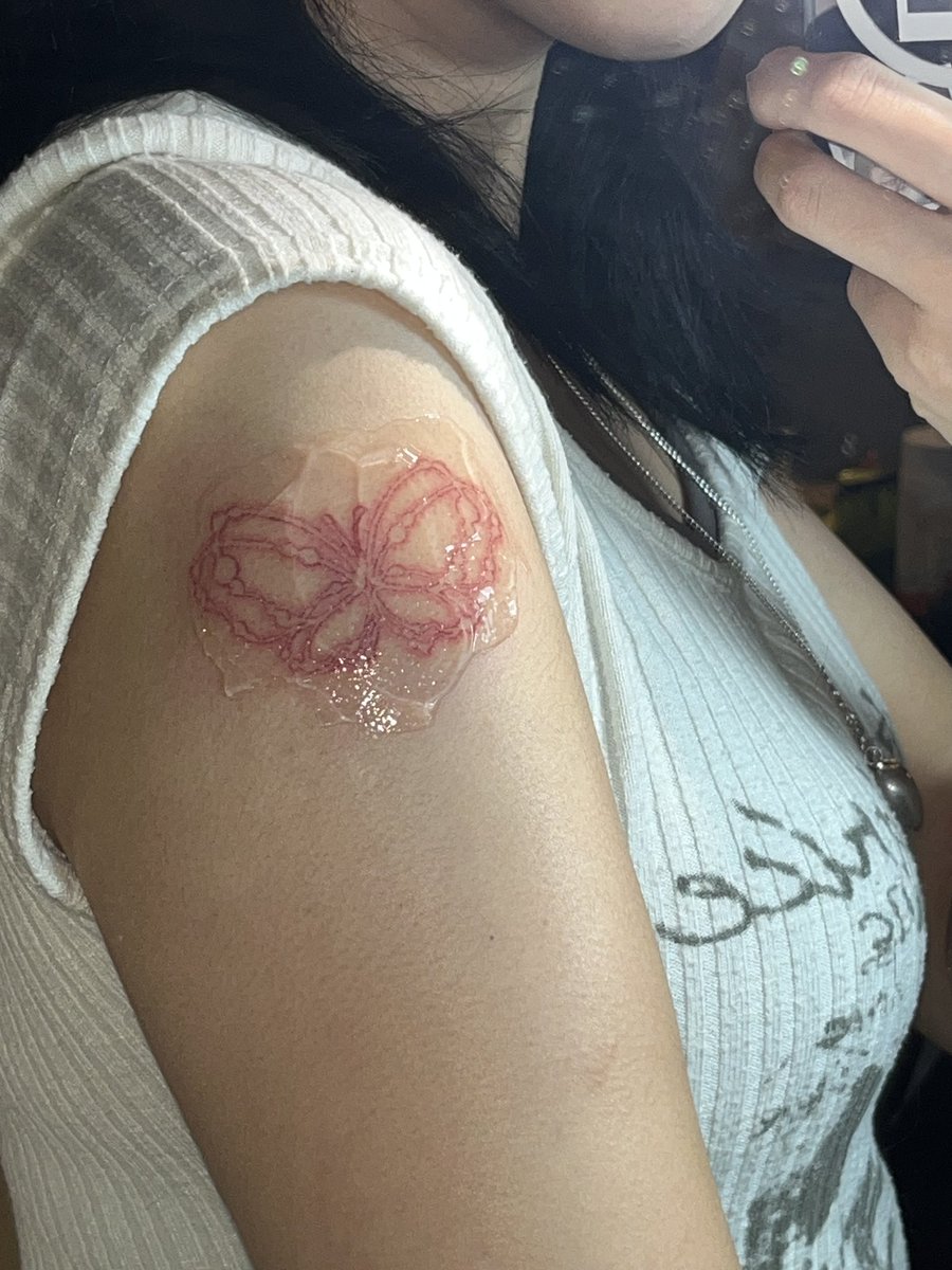 친구씨에게 타투받았따.
넘모기엽다 나비 죠린 생각나서 더좋음 어깨에 별타투도 개마렵다,,,,,,,,,,,,,
팔뚝 개두꺼워서 밤티지만 타투이뻐서 넘나만족
#타투 #핸드포크