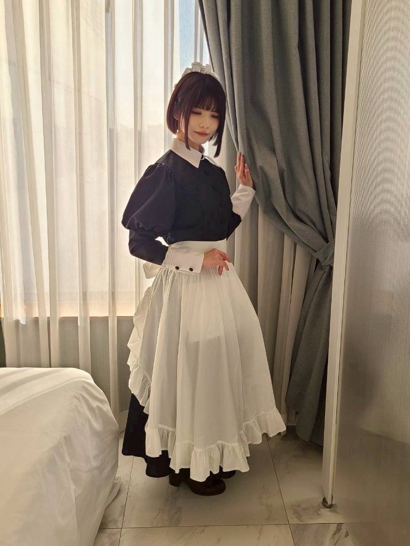 LOYALALLWORKS's tweet photo. お手持ちのワンピースにオールワークスフロントエプロンBLESSEVEL(ブレスヴェル)をすればあっという間にメイド服に。たっぷりのフリルがかわいいです。
#BLESSEVEL
#LOYALALLWORKS https://t.co/M8Dq7iZkCp