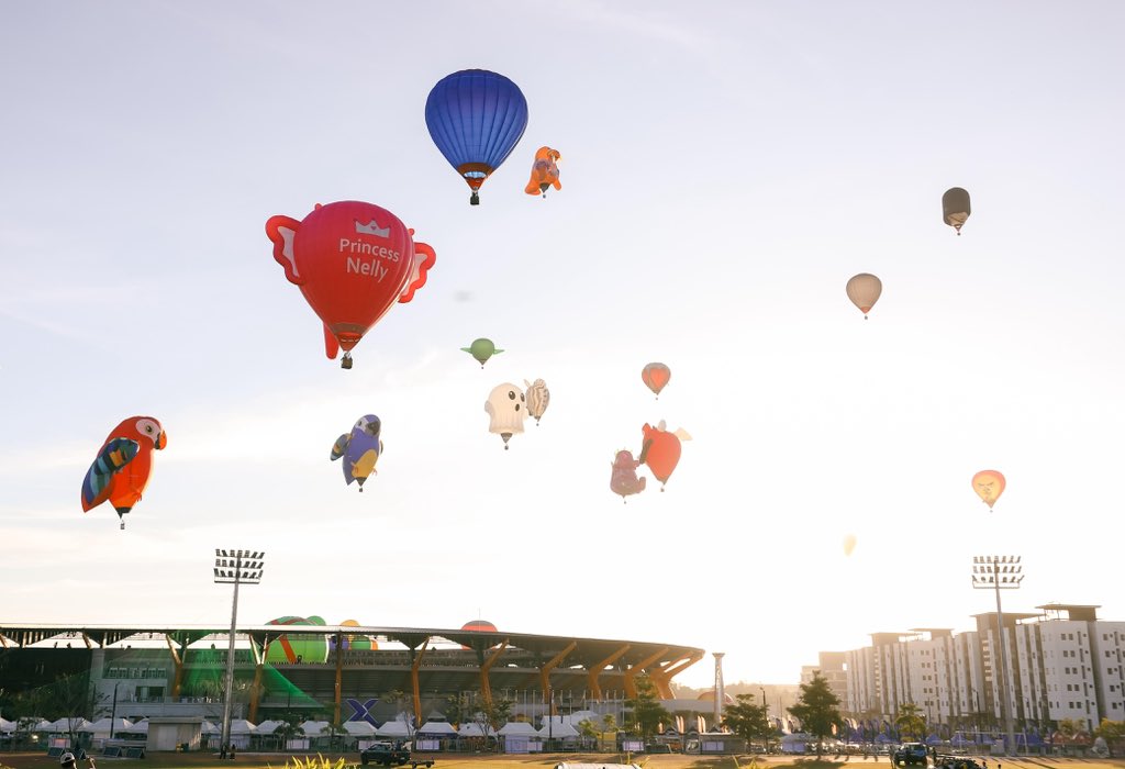 TheBCDAGroup's tweet photo. UP, UP, AND AWAY — NEW CLARK CITY!

At sunrise, the first burn lit up the sky and signaled the start of a weekend filled with color, flight, and high-flying displays. https://t.co/AhVBF16FTY
