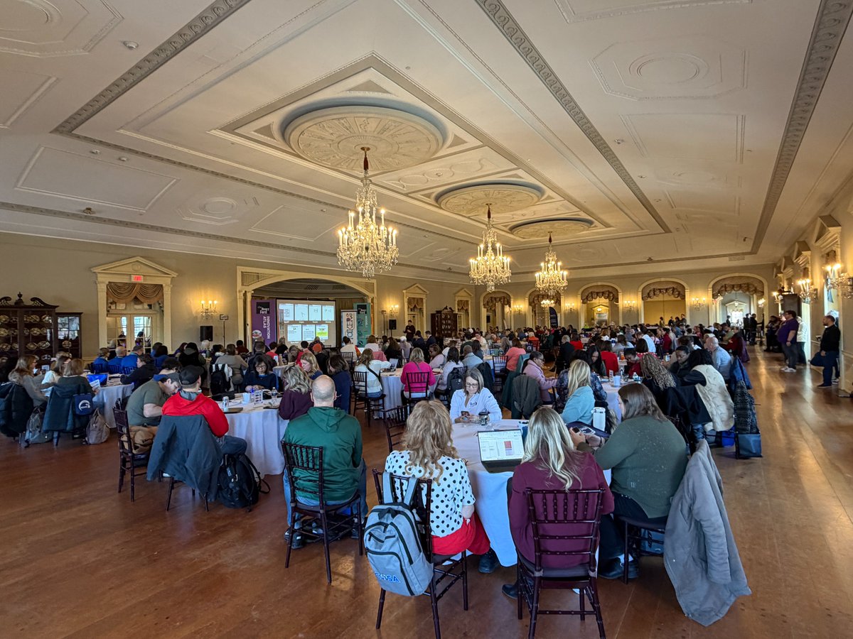 jlbowling's tweet photo. Good vibes were everywhere at the Maker-STEM Summit as @tonyvincent sparked creativity by turning ideas into apps with vibe coding! It was such a great day! #RESAmakers @WayneRESA @GabrionLaura @logiemwonyi https://t.co/qXrxJpfC31