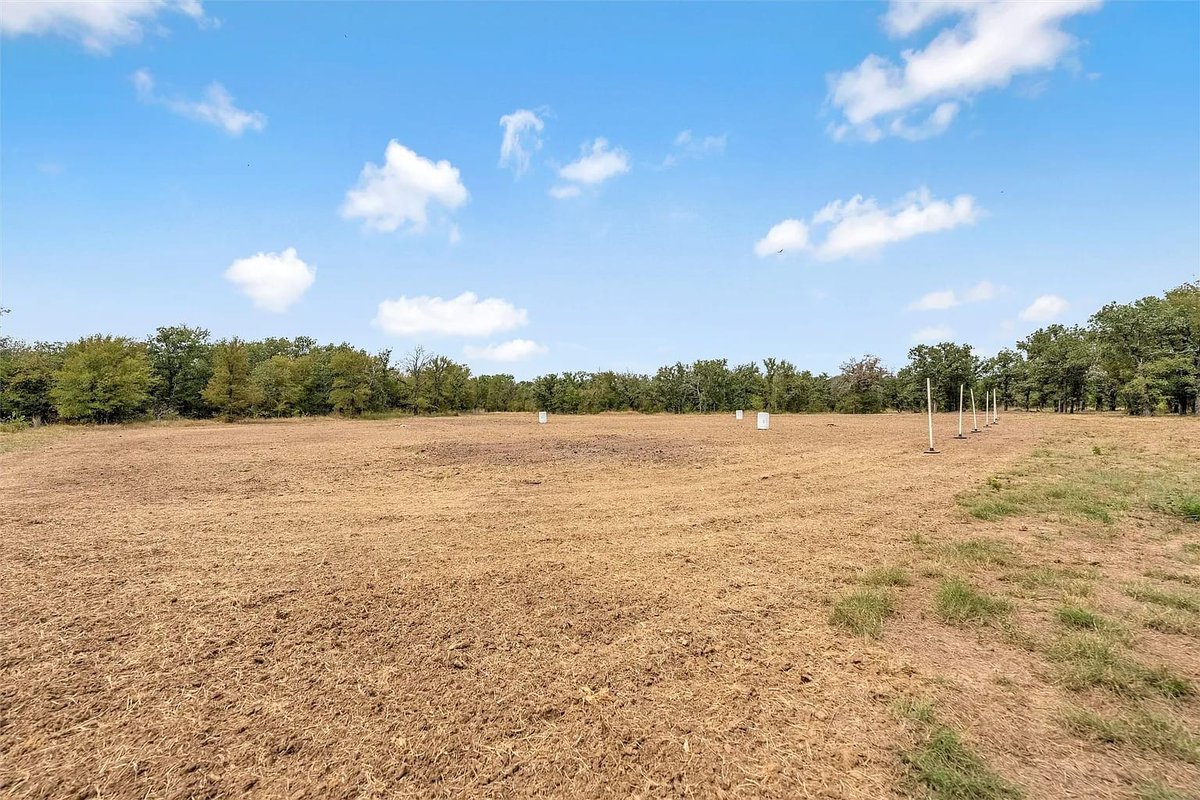 DUBLIN, NORTH TEXAS. 18.83 acres, fully fenced &amp; cross fenced. Multiple horse traps w/auto-waterers, riding area. 3/2 Austin stone home w/open concept living area, vaulted ceilings, wood burning fireplace. $795K #txhorseproperties #dublintx #northtexas tinyurl.com/6000Dublin
