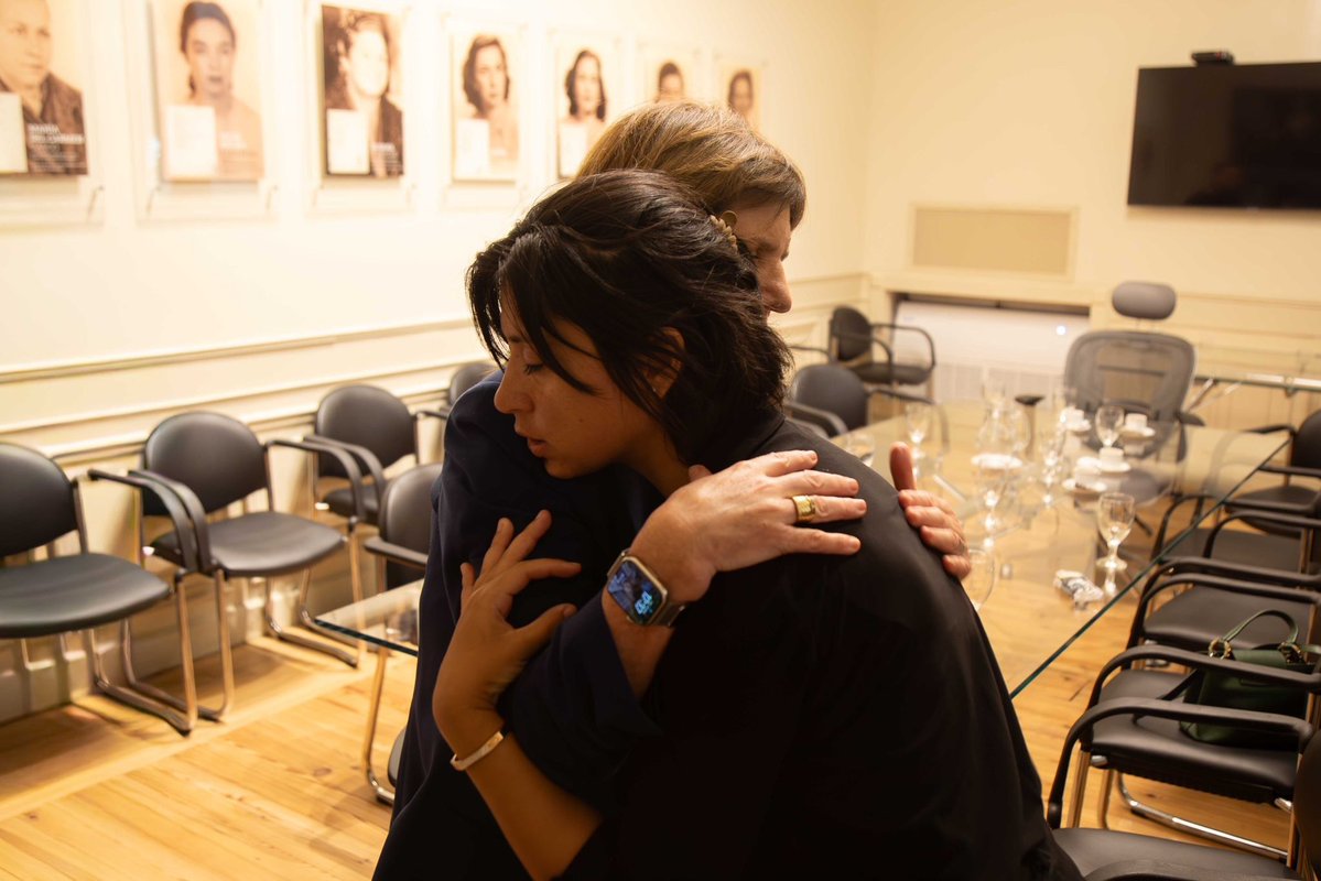 La madre de Jeremías Monzón abrazando a Bullrich. 

Esta madre tuvo que ver como asesinaban a su hijo mientras se reían. Hoy los kukitas votaron a favor de esos asesinos. Son lisa y llanamente unos hijos de remil puta.