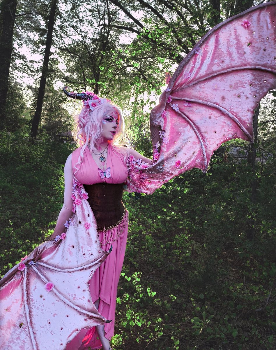 It's hard figuring out new poses when your wings are massive lmao