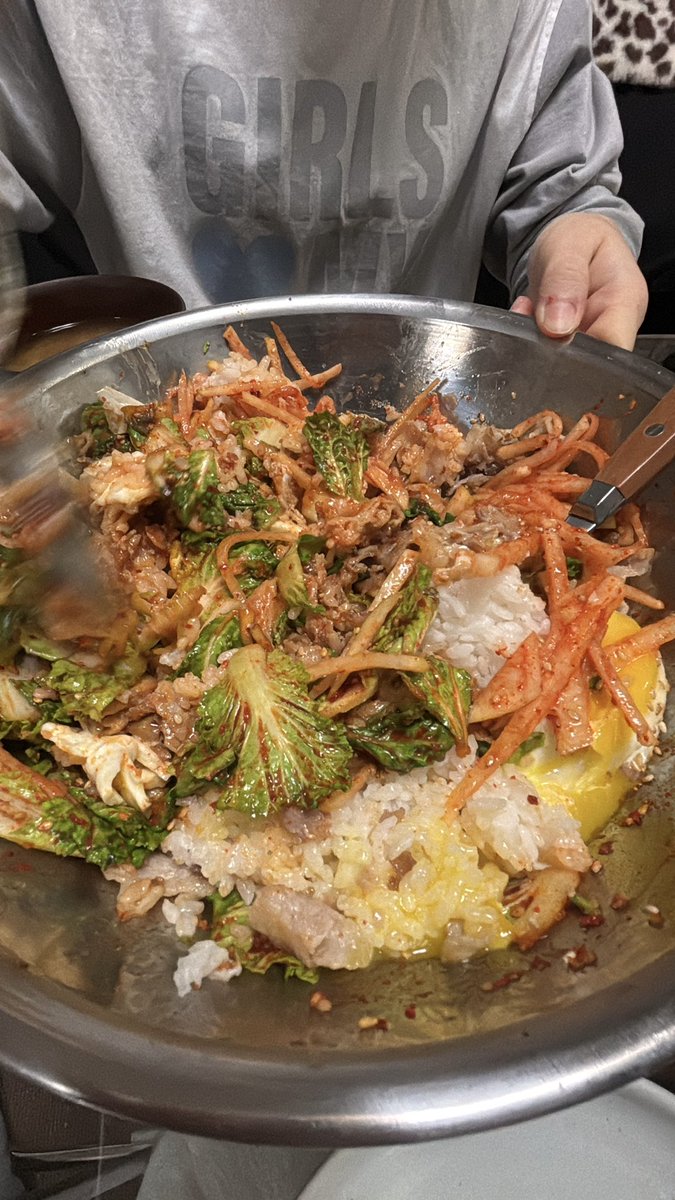 castlezip_'s tweet photo. 친구랑 봄동비빔밥 해먹엇어요 무생채도 만듬 히히
대패삼겹살이랑 반숙 후라이 필수 ,,,,,, https://t.co/xeQAMdZqxM