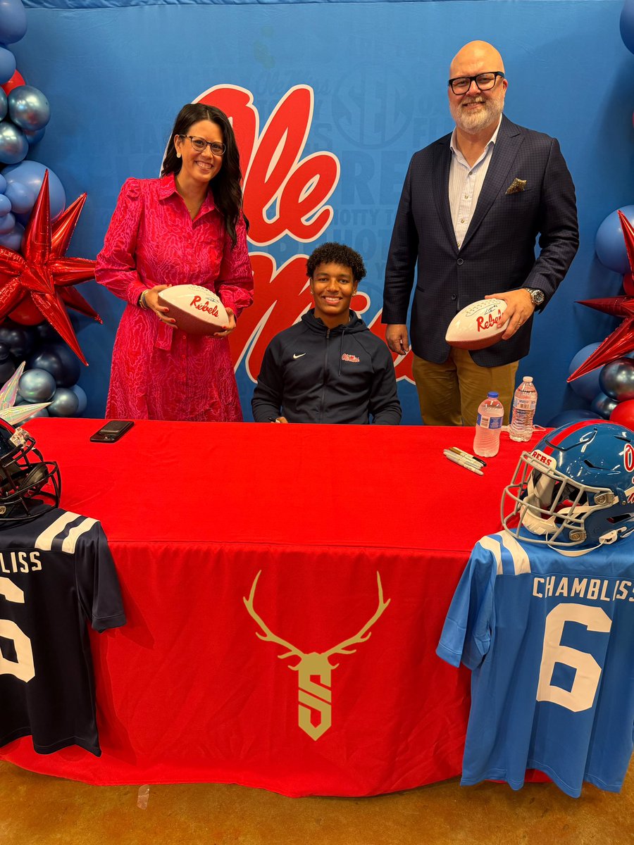 shoemakelegacy's tweet image. QB1 @TrinidadChambl1 headed back to The Vaught for the 2026 season! 🏈🏟️🔥 #BuildYourLegacy #SpotTheBall #OleMiss