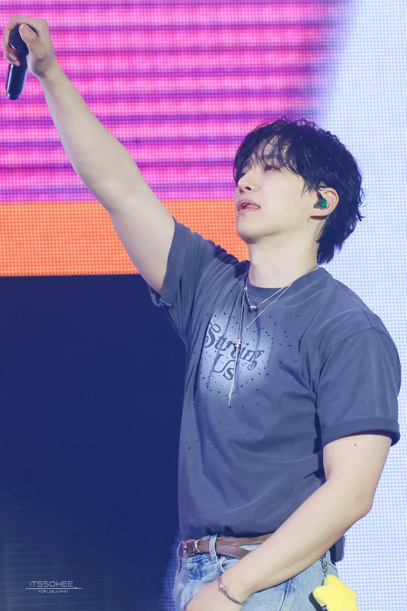 20260124 
LEEJUNHO FANMEETING 
✨ STUNNINGUS ✨
-
굿즈티에 청바지 입어놓고 ..

막 .. 아련하고 ..
막 .. 두툼하고 ..
막 .. 섹시하네 ..
-
#이준호 #LEEJUNHO #JUNHO 
#STUNNINGUS #2026_LEEJUNHO_FANMEETING 
#STUNNING_LEEJUNHO_DAY