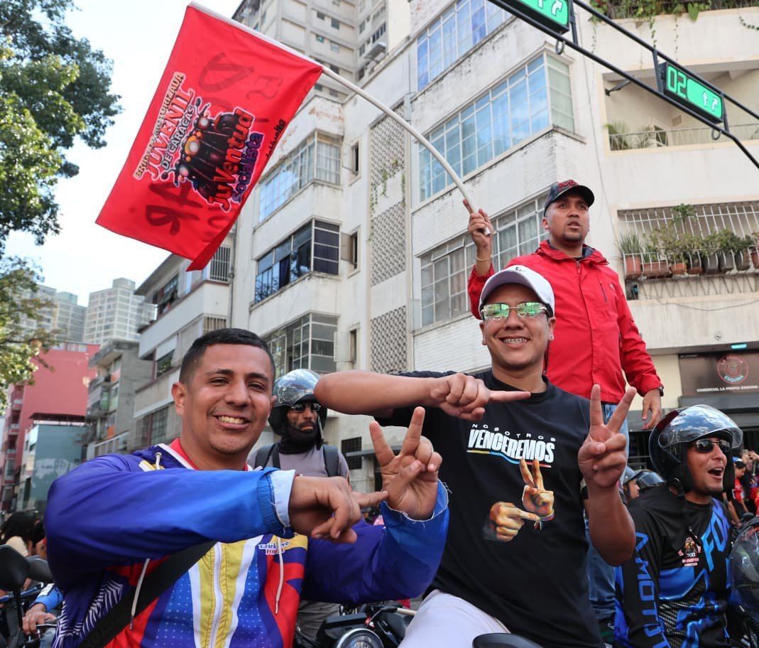 Con motivo del Día de la Juventud Venezolana, las principales calles de Caracas se llenaron de miles de jóvenes que salieron a marchar con el lema “Por la Paz y la Convivencia”, exigiendo la liberación del presidente Nicolás Maduro y la primera dama, Cilia Flores, secuestrados el