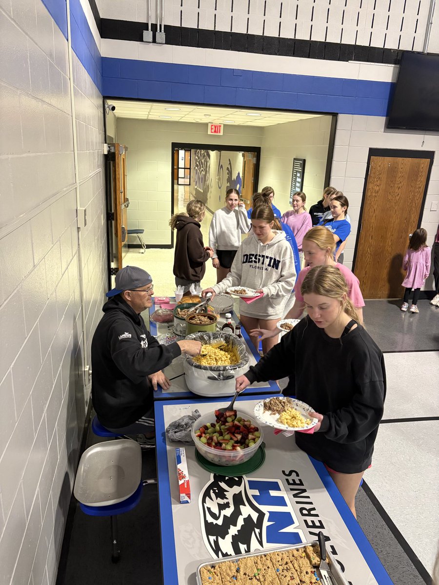 DnhGirlsBball's tweet image. Team meal after practice tonight. Thank you to Dan and Mitzi Petersen for preparing the Mac and cheese &amp;amp; monster bars, Coach Danner for bringing the mixed fruit, and Mike Christensen for smoking the pulled pork! #NothingGiven #rollblue