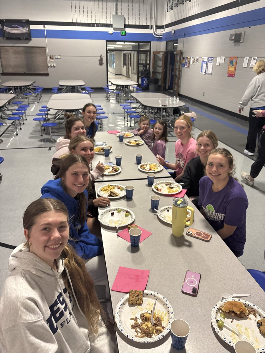 DnhGirlsBball's tweet image. Team meal after practice tonight. Thank you to Dan and Mitzi Petersen for preparing the Mac and cheese &amp;amp; monster bars, Coach Danner for bringing the mixed fruit, and Mike Christensen for smoking the pulled pork! #NothingGiven #rollblue