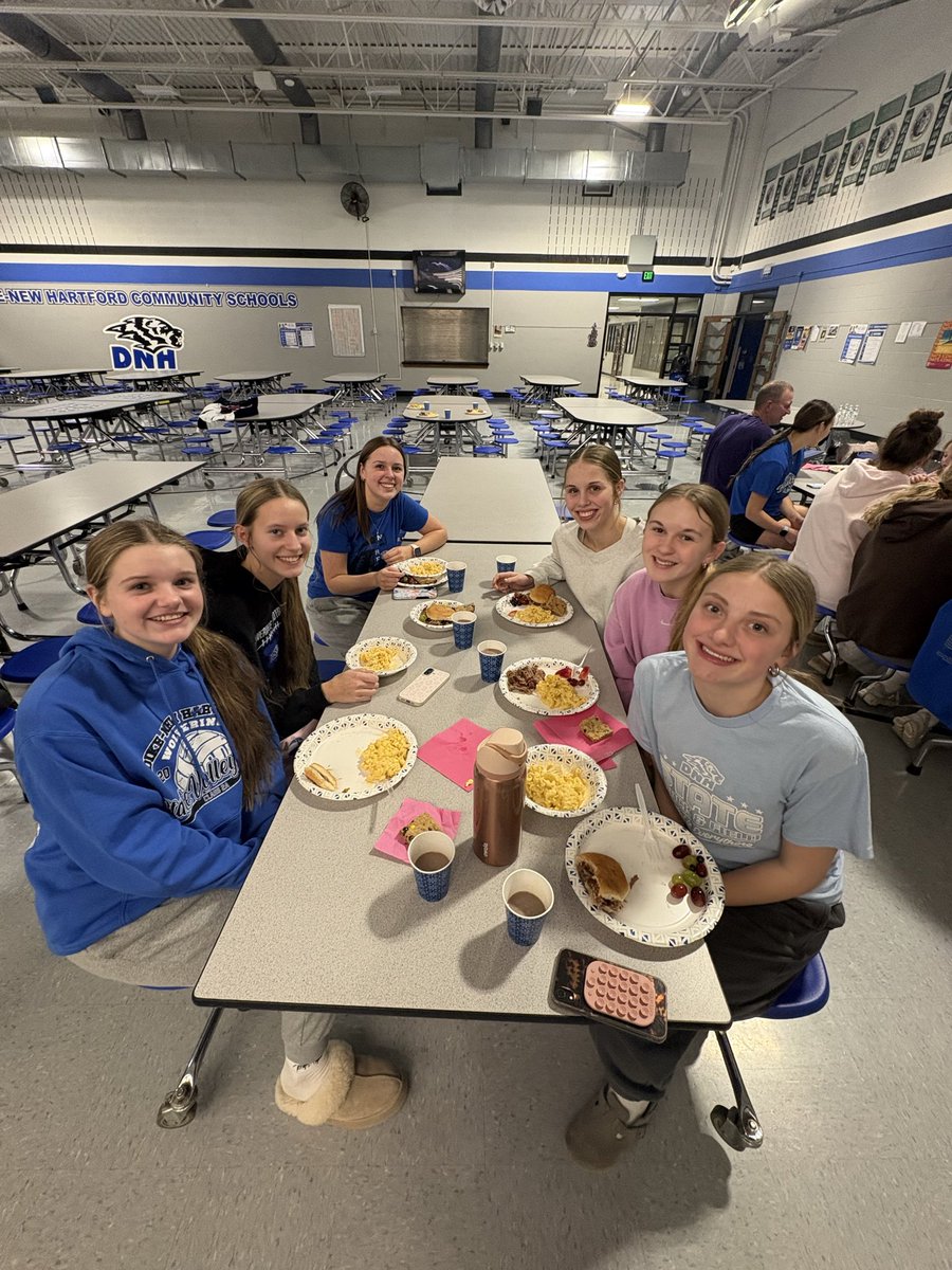 DnhGirlsBball's tweet image. Team meal after practice tonight. Thank you to Dan and Mitzi Petersen for preparing the Mac and cheese &amp;amp; monster bars, Coach Danner for bringing the mixed fruit, and Mike Christensen for smoking the pulled pork! #NothingGiven #rollblue