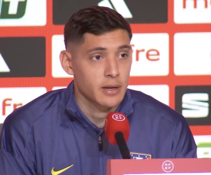 💀😂 الصحفي: "دييغو سيميوني فاجأ الجميع بإشراكك أساسياً ضد برشلونة."

ناهويل مولينا: "بصراحة، لقد فوجئت أنا أيضاً."