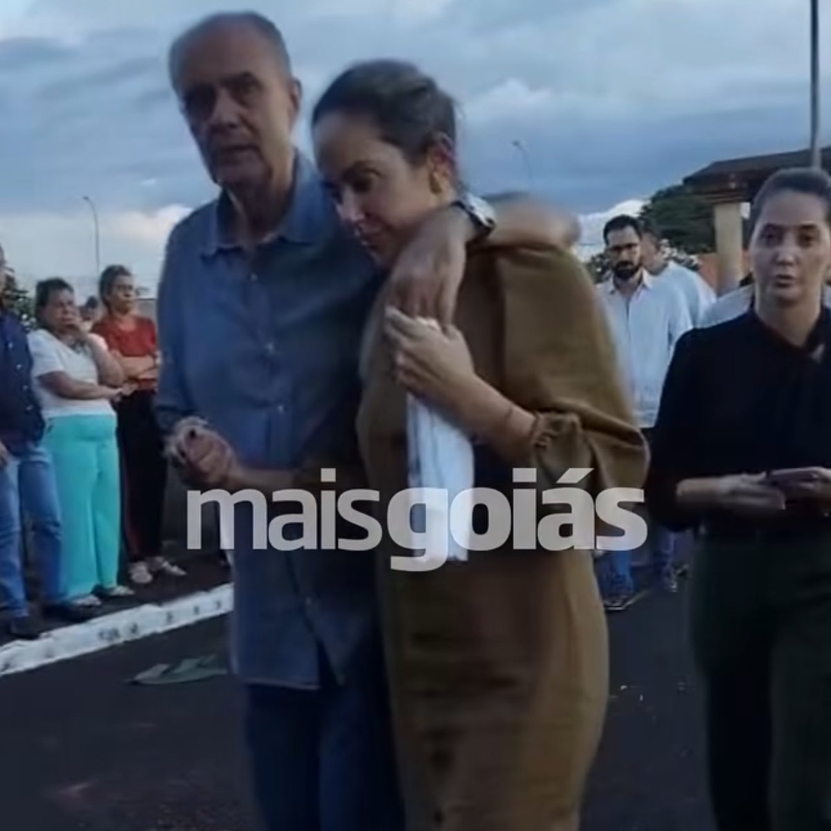 🇧🇷 | La madre de los niños asesinados por su marido tuvo que abandonar el funeral de sus hijos antes del final de la ceremonia después de empezar a recibir amenazas e insultos en el cementerio de Itumbiara, Brasil.