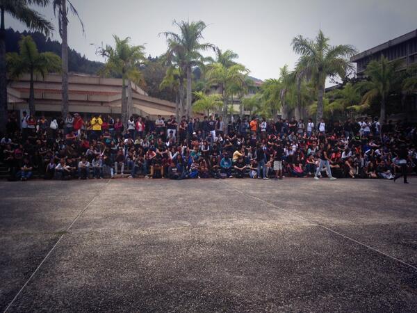 akaLuisSerrano's tweet image. - Me desperté temprano
- Nos concentramos en Anfiteatros a las 8AM 
- Marchamos hasta Parque Carabobo 
- Abogué por la liberación de un estudiante
- Lloré por la muerte de Bassil y Robert
- Empecé a comprometerme mas por los DDHH

El 12F de 2014 cambió mi vida.