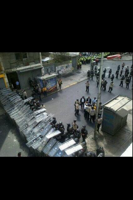 akaLuisSerrano's tweet image. - Me desperté temprano
- Nos concentramos en Anfiteatros a las 8AM 
- Marchamos hasta Parque Carabobo 
- Abogué por la liberación de un estudiante
- Lloré por la muerte de Bassil y Robert
- Empecé a comprometerme mas por los DDHH

El 12F de 2014 cambió mi vida.