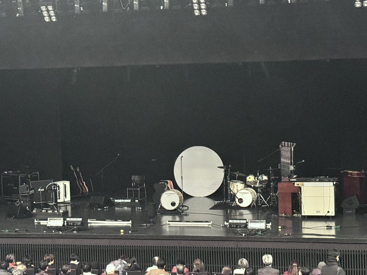 sam_takahashi's tweet image. 動画が出回っていない74年ブラック・ショウの再現。実物大の円形スクリーン、サパーズの被り物、エピングのネクタイ、写真集でしか見たことない場面が動く。なるほど、こういうパフォーマンスだったのか。本家の独創性と再現バンドの拘りと実力に圧倒された。次はブロードウェイだ！#themusicalbox