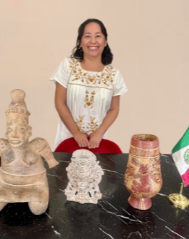 SputnikMundo's tweet photo. 🇵🇹🛩📦🇲🇽 Portugal devuelve a México importantes piezas arqueológicas

🔎 La embajada de México en Lisboa recibió tres piezas precolombinas de gran valor que habían sido sacadas ilegalmente del territorio mexicano, en la primera restitución de este tipo realizada por el país lusitano.

🗝 Entre los objetos devueltos figura una estatuilla antropomorfa de entre 300 y 600 d.C., asociada a rituales de fertilidad; un vaso polícromo maya del periodo clásico (600-900 d.C) y una urna zapoteca de los valles centrales de Oaxaca que representa al dios Cocijo (relacionado con la lluvia y la tormenta). 

🔎 Las piezas fueron detectadas en plataformas de venta en línea y recuperadas tras una investigación coordinada entre la embajada mexicana, la Policía Judicial de Portugal y el Ministerio de Exteriores, en un proceso que se extendió durante dos años.

Tras su incautación, la arqueóloga Aline Lara confirmó la autenticidad de los artefactos. Las autoridades señalaron que las personas implicadas desconocían su origen ilícito y que las piezas regresarán a México en los próximos días.