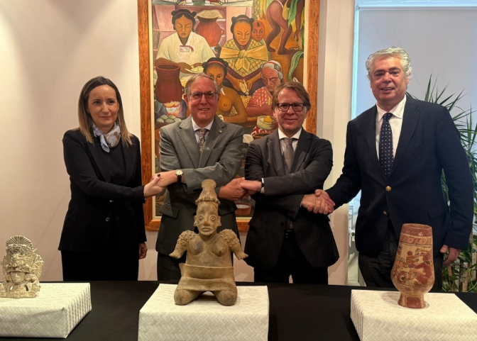 SputnikMundo's tweet photo. 🇵🇹🛩📦🇲🇽 Portugal devuelve a México importantes piezas arqueológicas

🔎 La embajada de México en Lisboa recibió tres piezas precolombinas de gran valor que habían sido sacadas ilegalmente del territorio mexicano, en la primera restitución de este tipo realizada por el país lusitano.

🗝 Entre los objetos devueltos figura una estatuilla antropomorfa de entre 300 y 600 d.C., asociada a rituales de fertilidad; un vaso polícromo maya del periodo clásico (600-900 d.C) y una urna zapoteca de los valles centrales de Oaxaca que representa al dios Cocijo (relacionado con la lluvia y la tormenta). 

🔎 Las piezas fueron detectadas en plataformas de venta en línea y recuperadas tras una investigación coordinada entre la embajada mexicana, la Policía Judicial de Portugal y el Ministerio de Exteriores, en un proceso que se extendió durante dos años.

Tras su incautación, la arqueóloga Aline Lara confirmó la autenticidad de los artefactos. Las autoridades señalaron que las personas implicadas desconocían su origen ilícito y que las piezas regresarán a México en los próximos días.