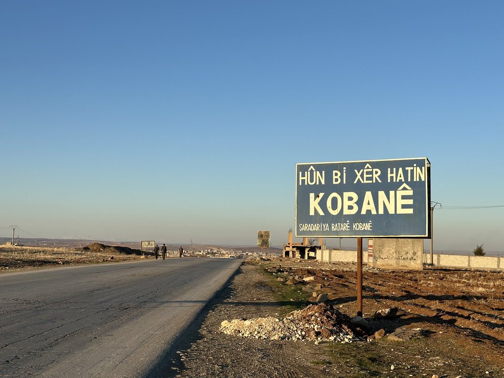 #Kobane.
18 días bajo asedio.
La poca ayuda que llega no alcanza y no es la solución. 

Los niños necesitan medicamentos.
Los desplazados lo han perdido todo.
Los caminos deben abrirse. 

Kobane necesita nuestra voz.