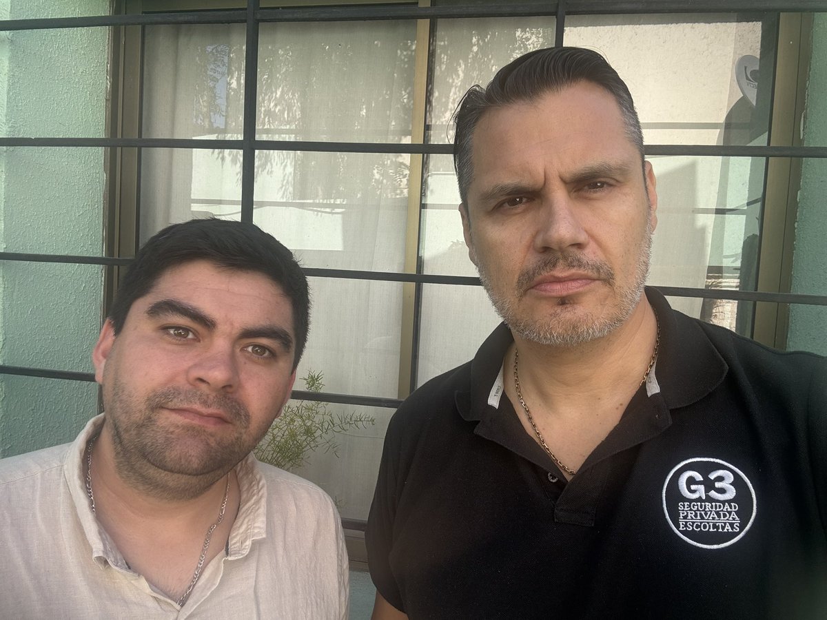 ClaudioCrespoG's tweet image. El es el teniente de @Carabdechile Carlos Leal. 
Actualmente se encuentra privado de libertad en un CDT por haber combatido la delincuencia y el comercio ilegal en estacion central y el barrio Meigs.
Quien pueda cooperarle les dejo sus datos.  
RT.