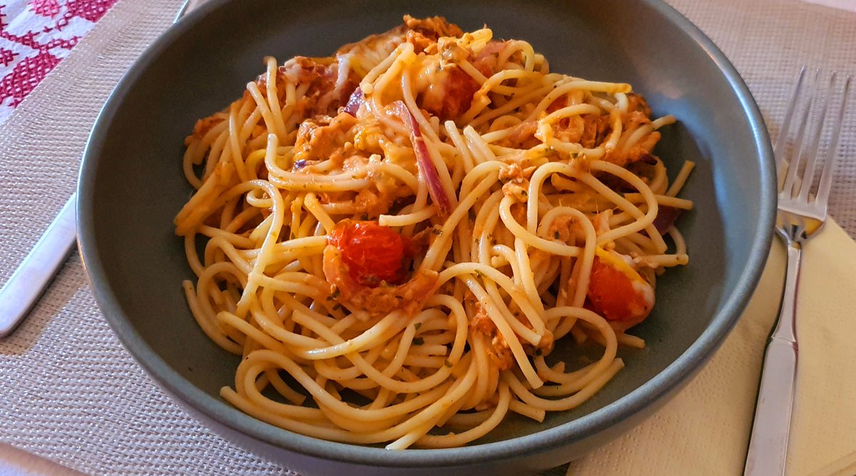 JurgenSpiess's tweet photo. #brochettekocht #spaghetti #auflauf #lachs #tomaten
Es sind immer noch Temperaturen, bei denen man ein heißes Nudelgericht vertragen kann...
...und wenn es wie der "Spaghetti-Auflauf mit Lachs und Tomaten" noch eine mediterrane Note hat, dann ist das genau richtig! https://t.co/nPSvdRqAwc