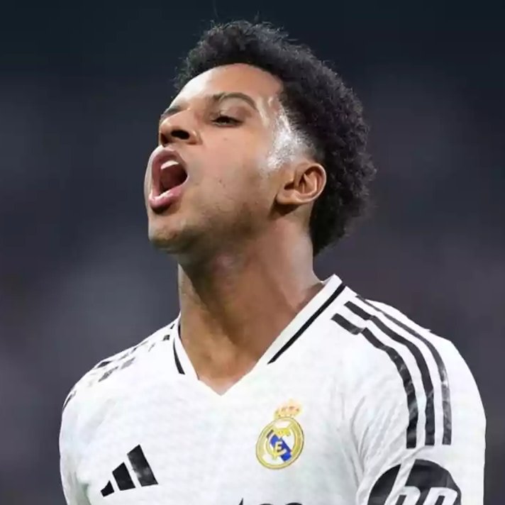 TouchlineX's tweet image. 🚨💣 𝐄𝐗𝐂𝐋𝐔𝐒𝐈𝐕𝐄:  Rodrygo is very unhappy with his current situation at Real Madrid. He believes that he has even more potential than Endrick, who is now flourishing at Lyon. 

His entourage have expressed that he is seriously considering an exit.