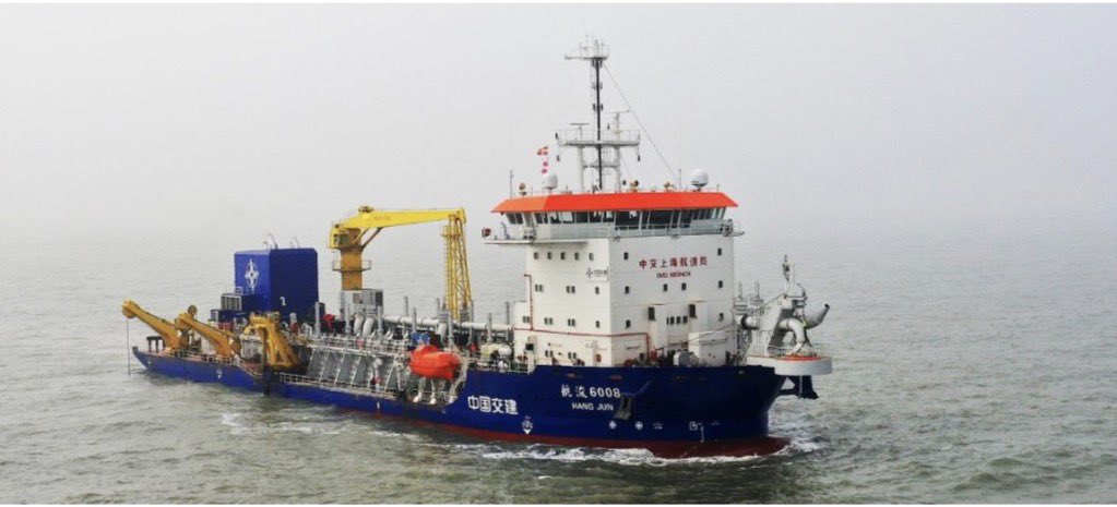 Cormagdalena's tweet photo. Cormagdalena informa que zarpó rumbo a Barranquilla la draga HANG JUN 6008, que asumirá el dragado de mantenimiento del canal de acceso al Puerto. Seguimos coordinados con DIMAR y el sector portuario para estabilizar condiciones y garantizar la navegabilidad. https://t.co/QmPBpSmMlR