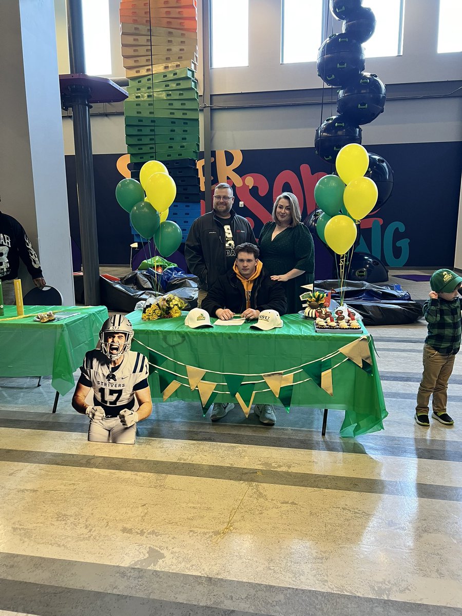 BeastBSnavely's tweet photo. Go Green and Gold‼️

#committed #signed 

@OvertonDarryl 
@CoachOvertonJ 
@coachcuzball 
@Coach_C_99 
@TheStJames 
@NorfolkStateFB 
@CoachWAppleton 
@CoachSteveAdams 
@MichaelVick https://t.co/hWp8gZrUNW