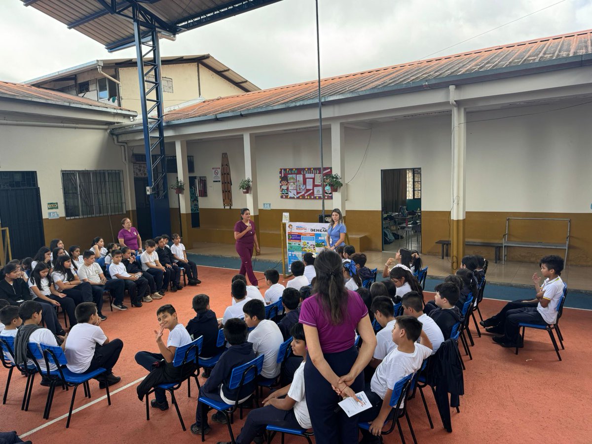 Salud_Loja's tweet photo. #MSPEnTerritorio | El equipo del Centro de Salud Zaruma capacitó a estudiantes y docentes de la Unidad Educativa Ciudad de Zaruma sobre medidas de prevención contra el dengue 🦟📚, reforzando el cuidado de la salud en poblaciones vulnerables. https://t.co/5nf5m7P5D8
