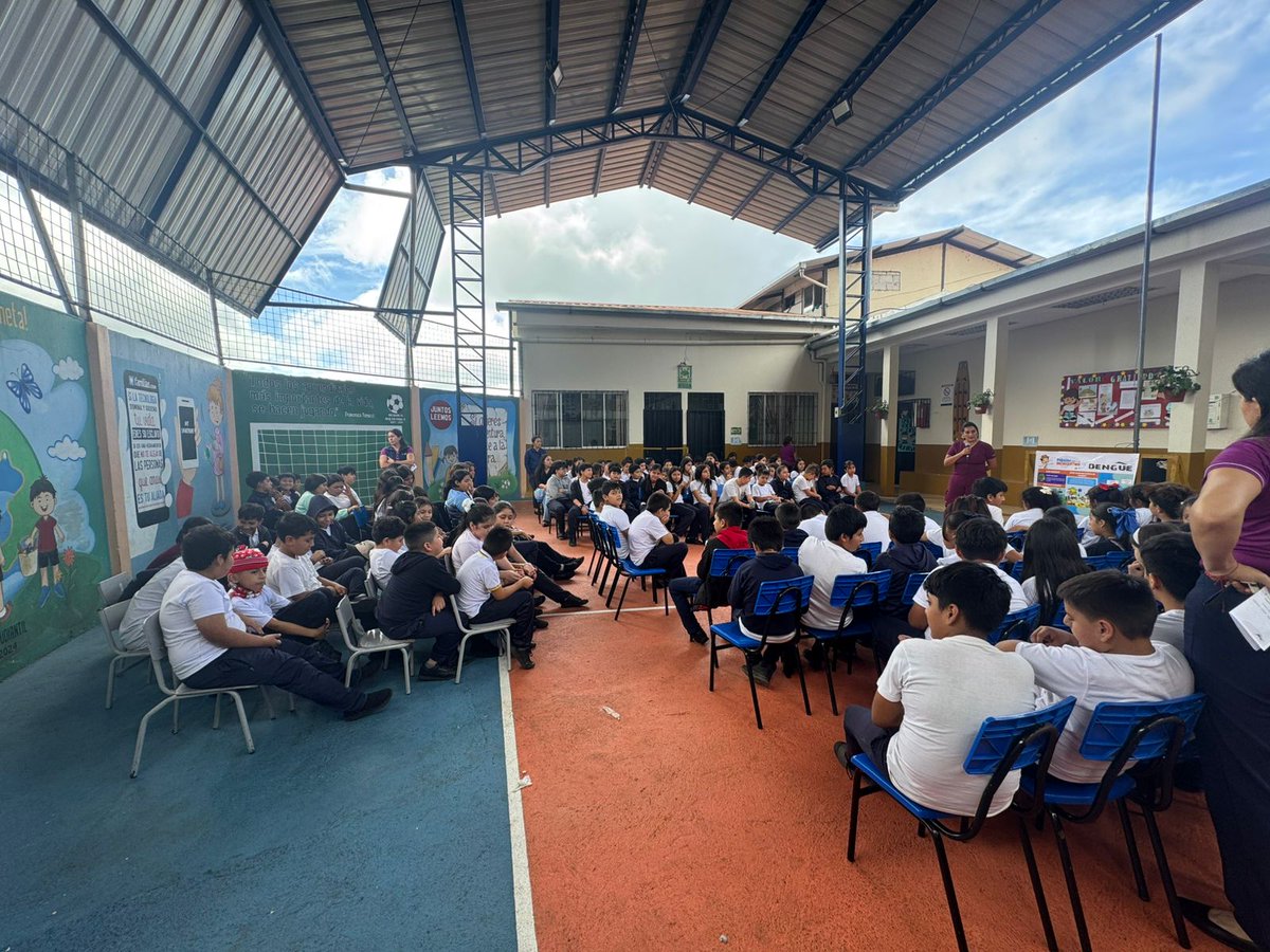 Salud_Loja's tweet photo. #MSPEnTerritorio | El equipo del Centro de Salud Zaruma capacitó a estudiantes y docentes de la Unidad Educativa Ciudad de Zaruma sobre medidas de prevención contra el dengue 🦟📚, reforzando el cuidado de la salud en poblaciones vulnerables. https://t.co/5nf5m7P5D8
