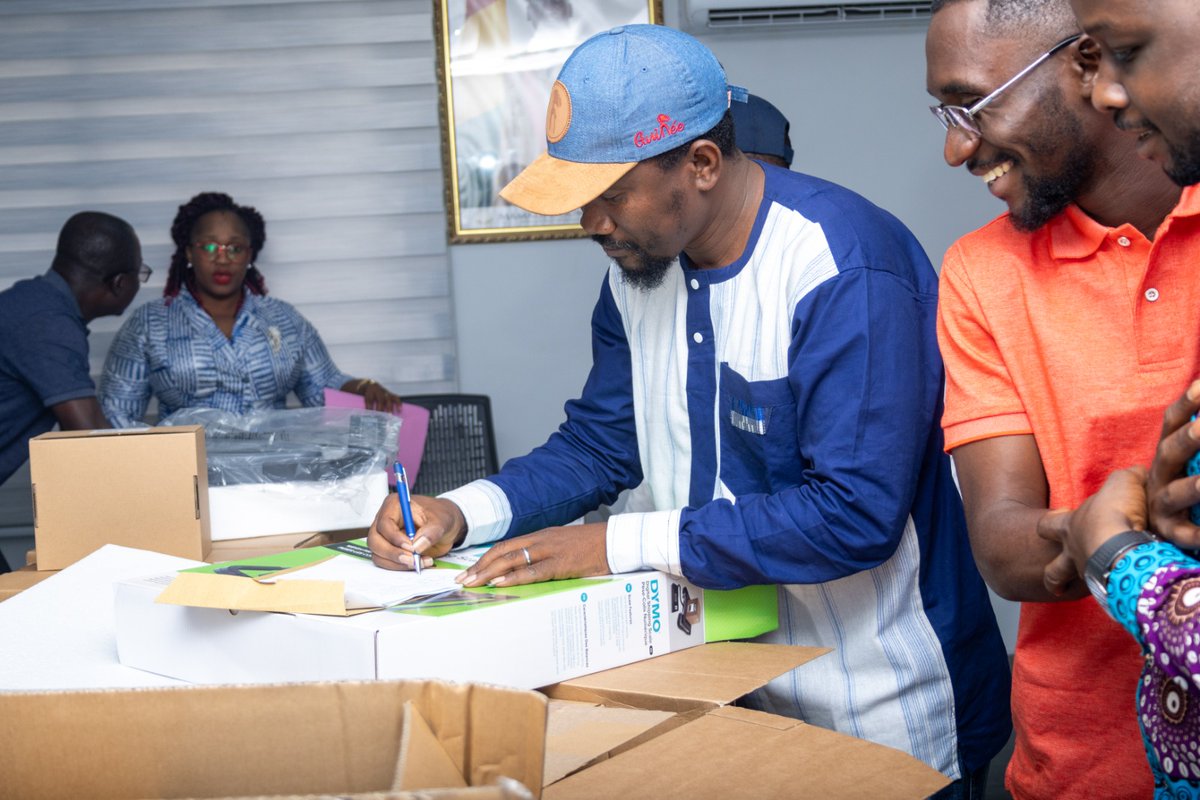 Ce jeudi 5 février 2025, la Poste Guinéenne a réceptionné de nouveaux équipements offerts par l'UPU dans le cadre du projet ORE, visant à renforcer nos capacités opérationnelles.

 Ensemble, nous œuvrons pour une Poste Guinéenne moderne, performante et au service des citoyens.