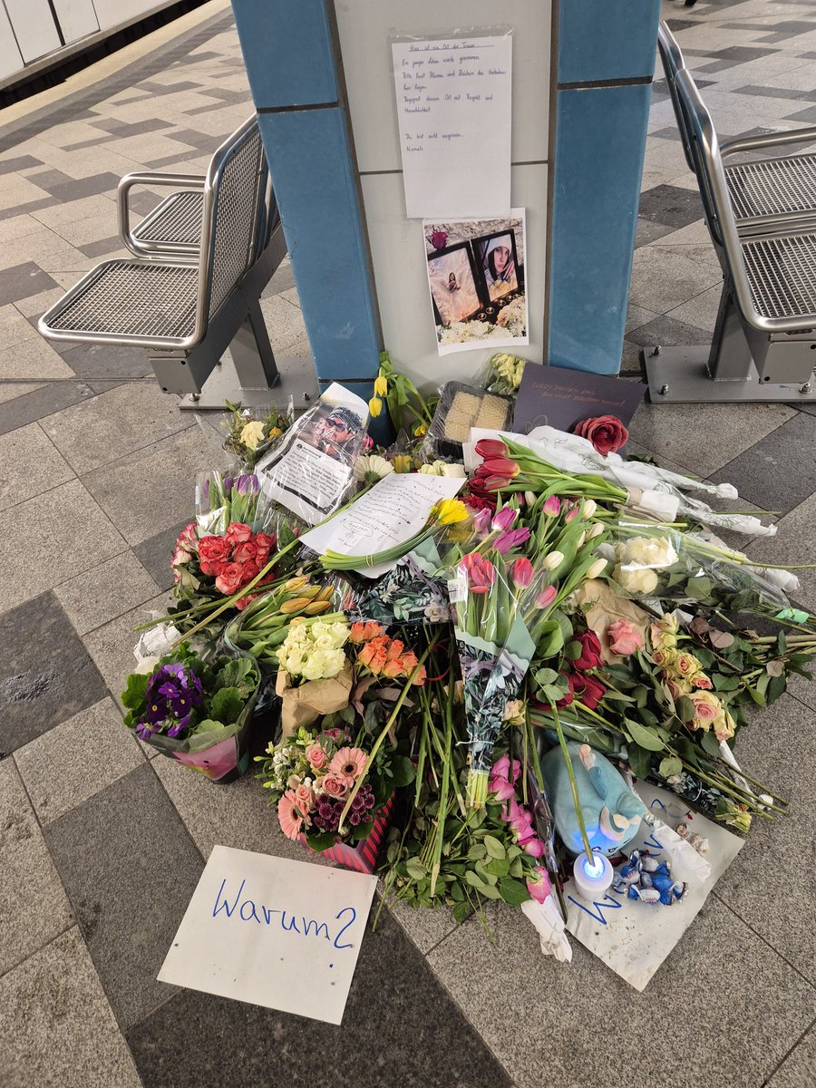 또 아무 잘못없는 여자가 갔다
여긴 내가 매일 지나는 전철역이고
그래서 그게 나였을수도있다
왜 독일은 전철역에 스크린도어가 없을까 
이런사고가 언제든 날걸 알면서
왜 가만히있는걸까. 피해자가 그냥 재수가없었다 라고 넘기길 바라는건가
이럴땐 투표권이 없는게 아쉽다